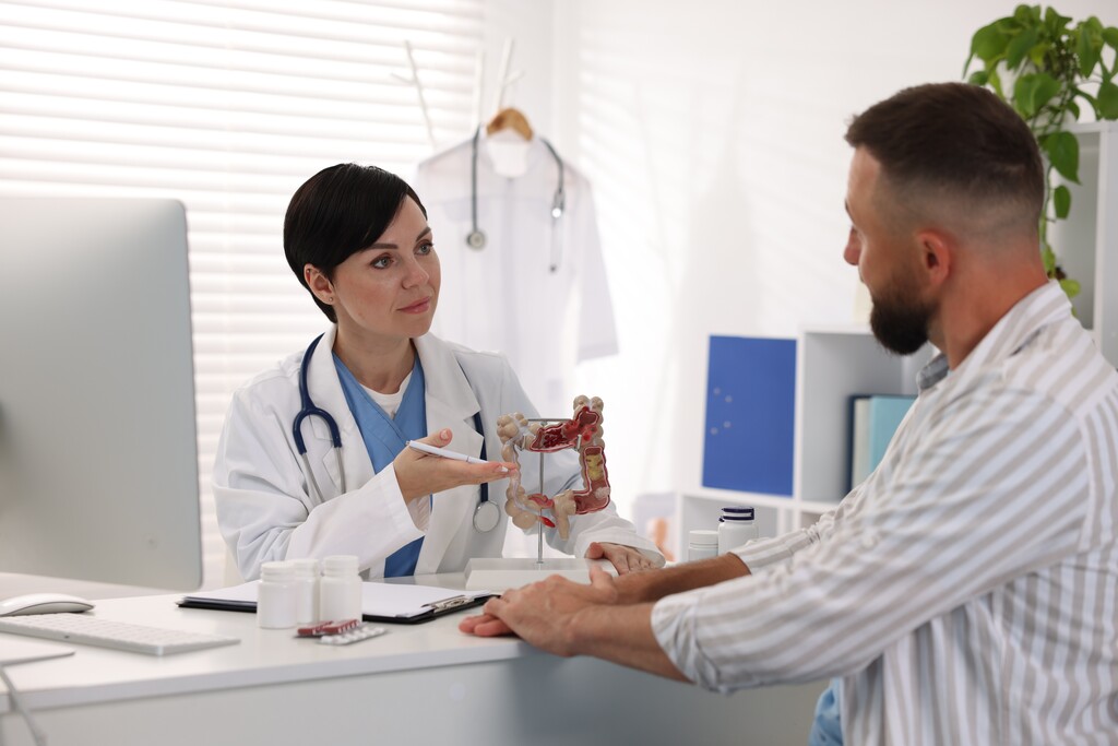 medica mostrando exemplo de instestino para paciente