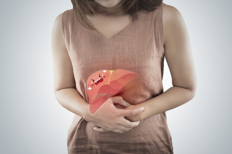 Mulher com desconforto abdominal e ilustração do fígado inflamado, representando problemas gastrointestinais e má digestão.